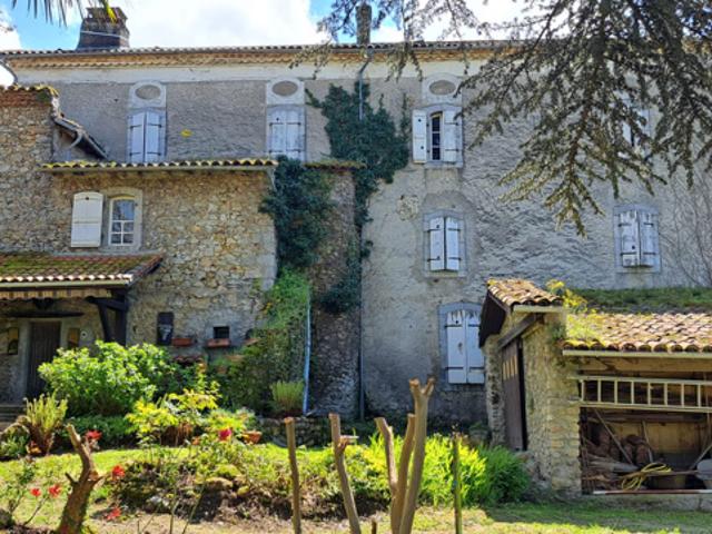 Maison en pierre du 18ème siècle avec jardin