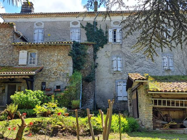 Maison en pierre du 18ème siècle avec jardin
