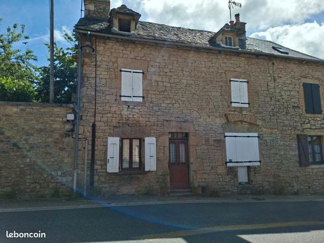 Maison en pierre dans le village de Gabriac