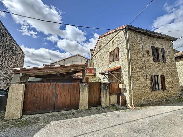 MAISON EN PIERRE DANS UN HAMEAU