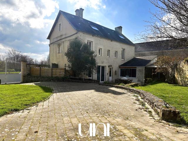 Maison en pierre de Caen type T6 de 161m² sur terrain de 827m²