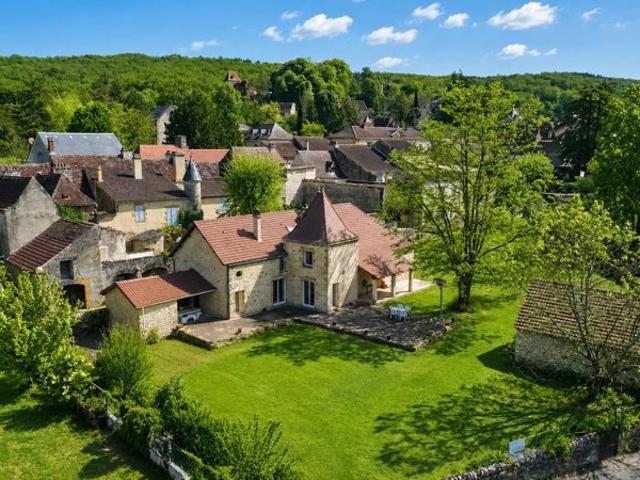 Maison en pierre de caractère, vie de plain pied possible, grand jardin plat et dépendance – village avec commerces