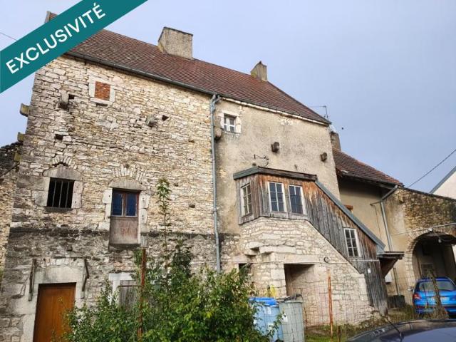 Maison en pierre de caractère à rénover – Centre ville de DAMPARIS JURA