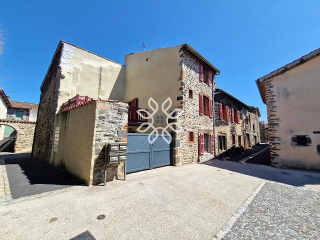 Maison en pierre de caractère au cœur de Lamothe