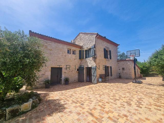 Maison en pierre de caractère avec piscine et parc de 1 hectare