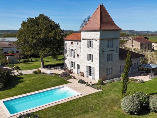 Maison en pierre de charme avec piscine au coeur des vergers