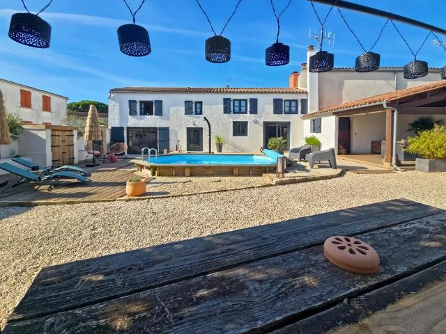 Maison En Pierre De Charme, Centre Bourg, Terrasse Et Piscin. 137m² Marsilly