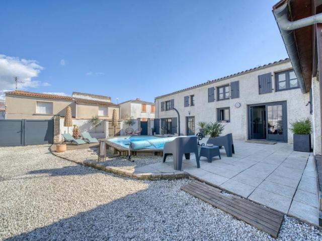 MAISON EN PIERRE DE CHARME, CENTRE BOURG, TERRASSE ET PISCINE