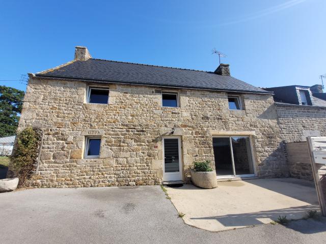 Maison en pierre de pays, secteur calme, jardin clos et arboré