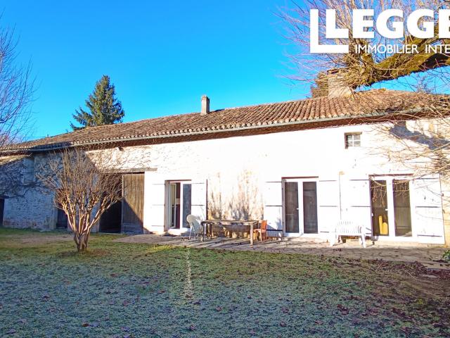 Maison en pierre de plain pied avec Grange, dépendances et jardin proche Périgueux