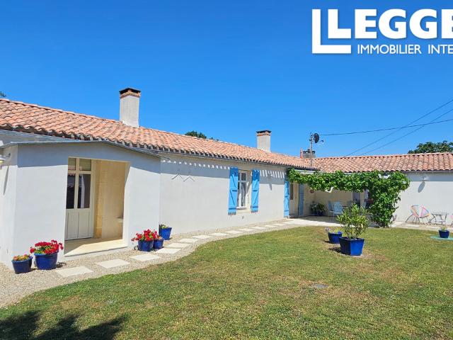 Maison en pierre de plain pied rénovée avec gîte 197 m² à Longeville sur mer