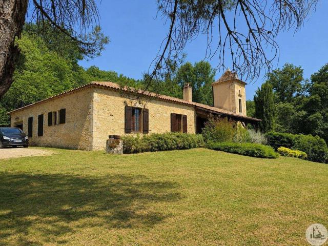 Maison en pierre de taille avec grand terrain. 144m² Biron