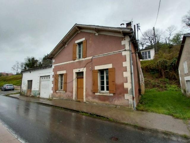 Maison en pierre de trois chambres avec garage, cave et atelier