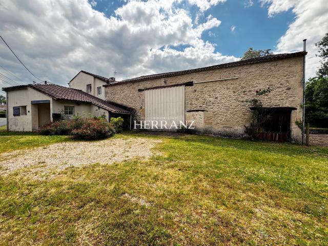 Maison en pierre de 158 m2, chais attenants et belle parcelle de plus d'un hectare
