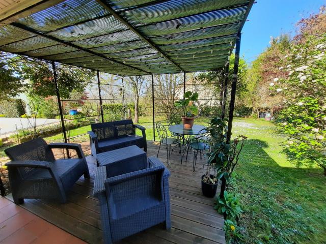 Maison en pierre de 179 m2 avec piscine, dépendances, jardin. 179m² Castillon La Bataille