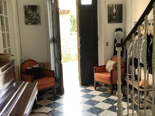 Maison en pierre de 1880 avec ses moulures au plafond