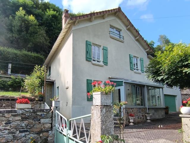 Maison en pierre de 100m² avec 2000m² de terrain sur l'arrière