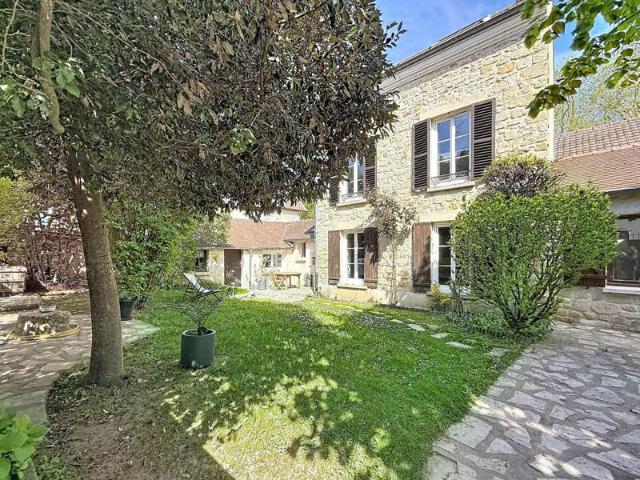 Maison en pierre de 133 m² habitables avec dépendance