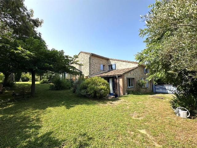 Maison en pierre de 200 m². 5 chambres. Terrain de 1 100 m². 200m² Saint Christol lez Alès