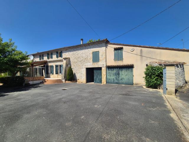 Maison en pierre de 209 m2 avec piscine et dépendances sur u