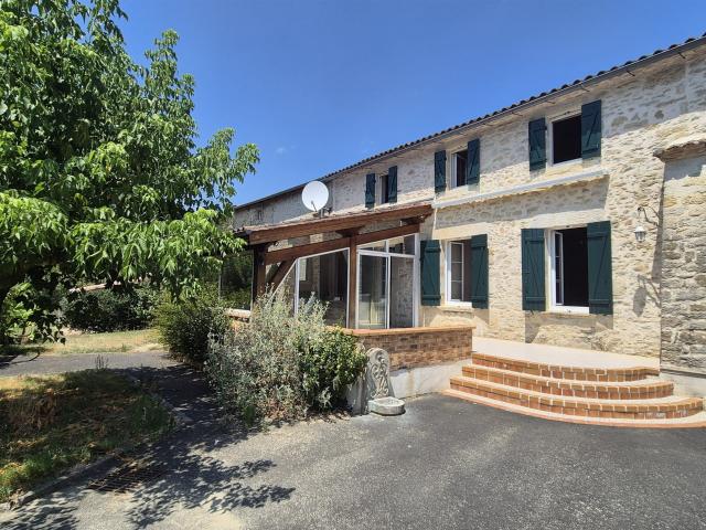 Maison en pierre de 209 m2 avec piscine et dépendances sur u. 209m² La Réole