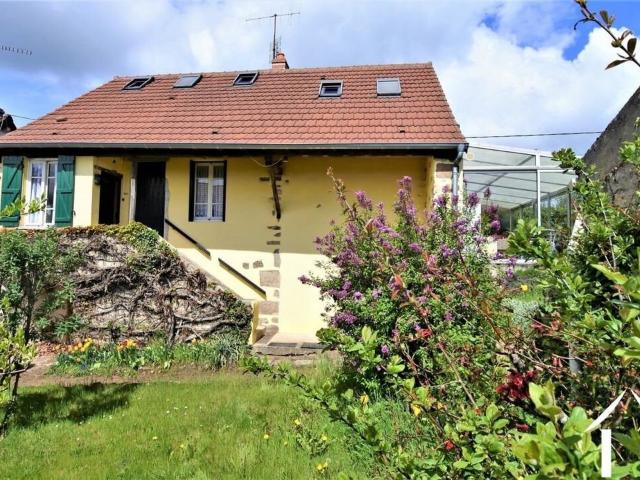 Maison en pierre de 2 chambres avec petit jardin et vue