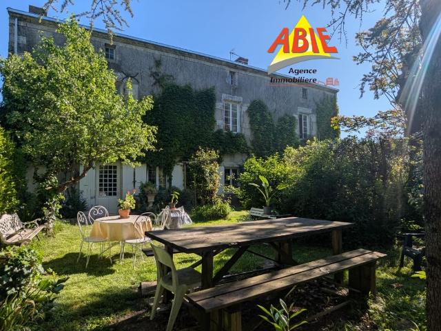 Maison en pierre de 321m2 avec piscine sur Saint Georges De Rex Marais Poitevin