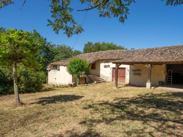 Maison en pierre de 76 m2 à restaurer entièrement avec une dépendance