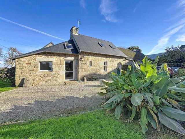 Maison en pierre + dépendances à renover – 1600 m² – Proche mer 4 km – Fort potentiel – Kerlouan
