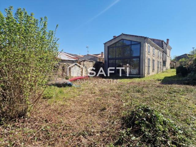 Maison en pierre d'exception a finir de rénover vue imprenable avec accès bief a arcais !