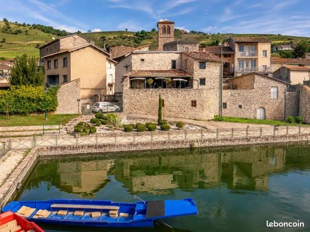 Maison en pierre d'exception avec cachet historique et vue panoramique