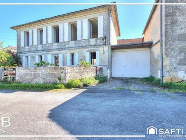 Maison en pierre et nombreuses dépendances