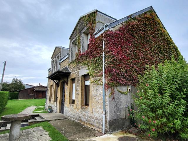 Maison en pierre et Cinq chalets