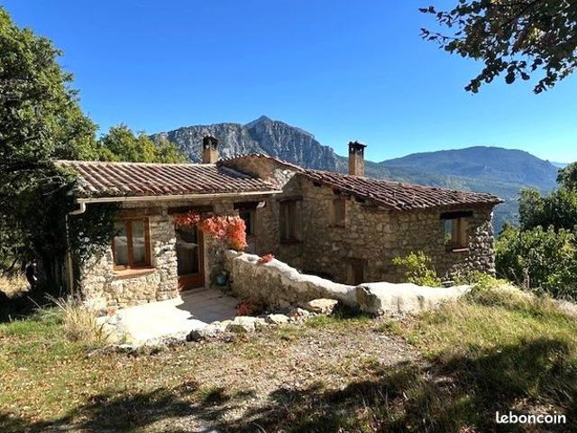 Maison en pierre et dépendances sur 4,5 hectares de nature sauvage