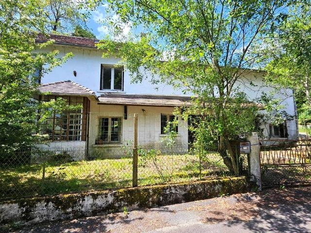 Maison en pierre et grange attenante