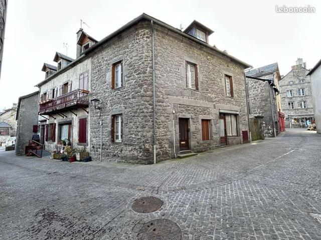 Maison en pierre et sa cour