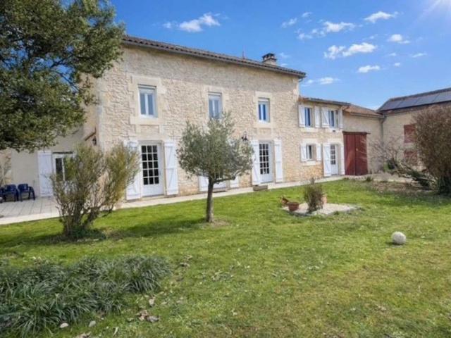 Maison en pierre en bon état à Valdivienne 86, 10 pièce s 2. 206m² Valdivienne