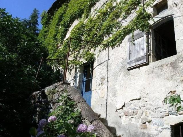 Maison en pierre en bord de rivière