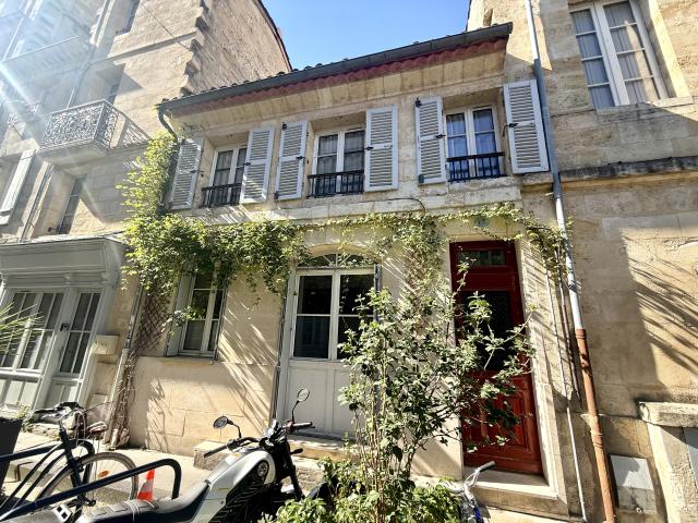 Maison en pierre en R+1 avec cour
