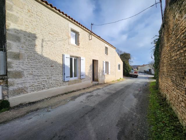 Maison en pierre entièrement rénovée, 3 chambres et grand bu