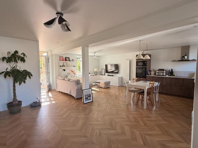 Maison en pierre entièrement rénovée, 95m², avec dépendances, terrain de 1154m² 148 000