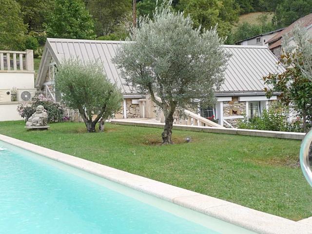 Maison en pierre rénovée avec piscine, dépendance, et garage