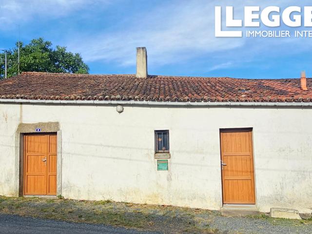 Maison en pierre habitable à rénover avec garage, puits, dépendances et grand jardin à Bourneau DPE E