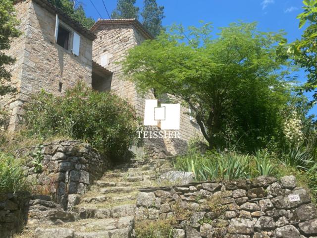 Maison en pierre indépendante avec vue