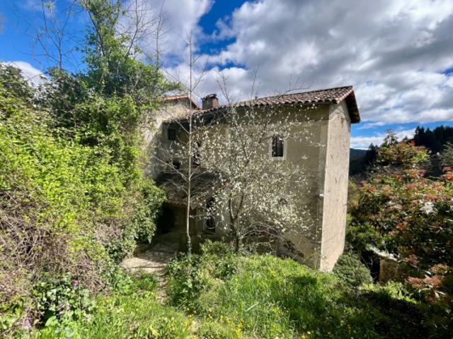 Maison en pierre perchée avec vue