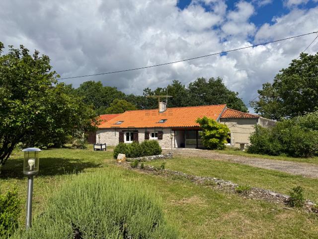 Maison en pierre, piscine et terrasse couverte