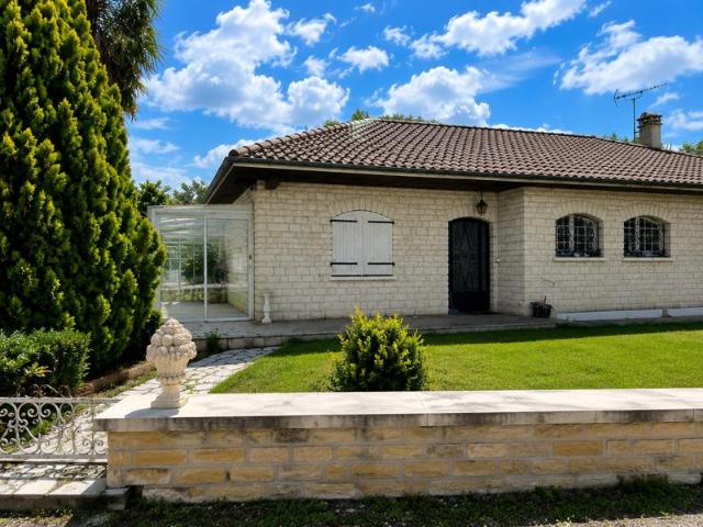 Maison en pierre plein pied, proche des commodités et de la