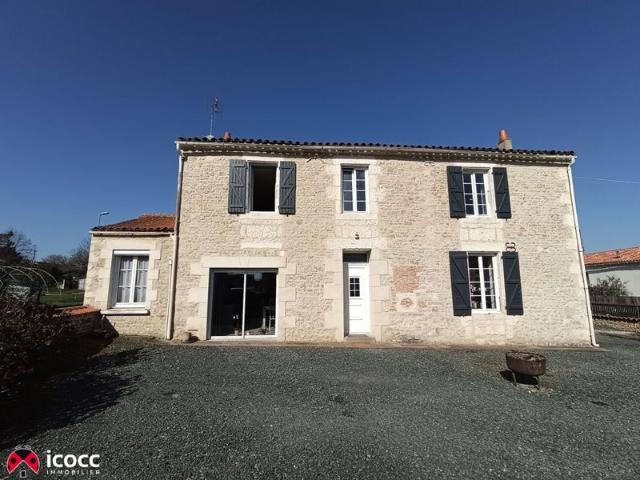 Maison en pierre pleine de charme avec jardin et dépendances