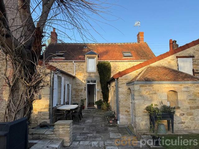 Maison en pierre pleine de charme avec jardin intimiste et double garage