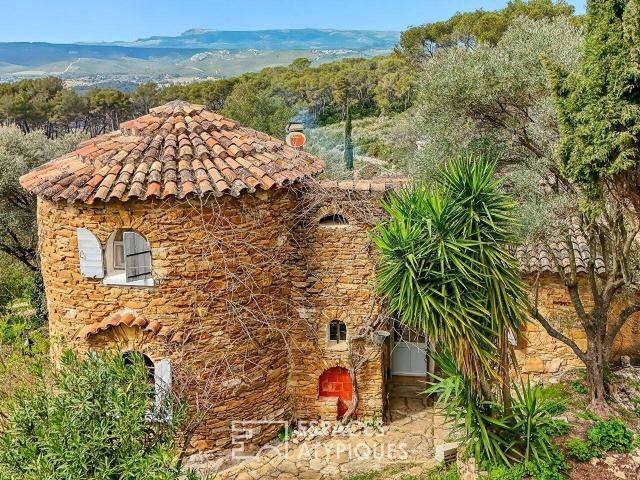 Maison en pierre pleine nature avec piscine Le Castellet